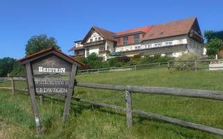 Aussenansicht des Wohlfühlhotels Wiesenhof in Grafendorf bei Hartberg in der Steiermark
