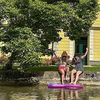 Laura & Magdalena vorm GIZ Rosegg im Sommer.