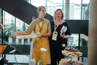 Evelyn mit Susi vom Catering (c) crosseye Marketing GmbH @90frm.com