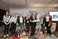 crosseye Team mit einer Geburtstagstorte (c) crosseye Marketing GmbH @90frm.com