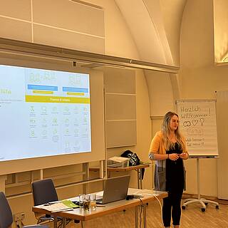 Laura als Vortragende bei einem Workshop.