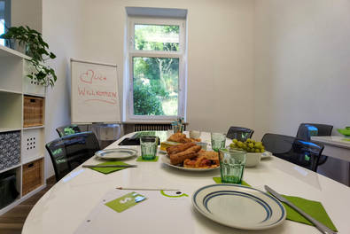 Gedeckter Tisch beim Projekttermin mit crosseye Marketing.