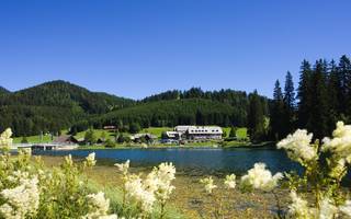 Hotel Teichwirt mit Teichalmsee auf der Teichalm
