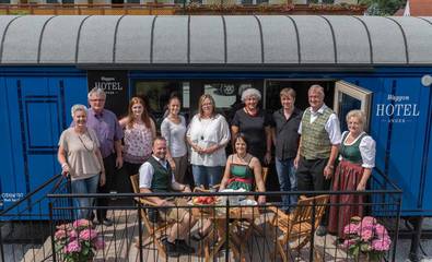 Initiatoren des Pressegesprächs und Waggonhotels