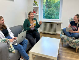 Hannah, Magdalena & Laura im Besprechungsraum von crosseye Marketing